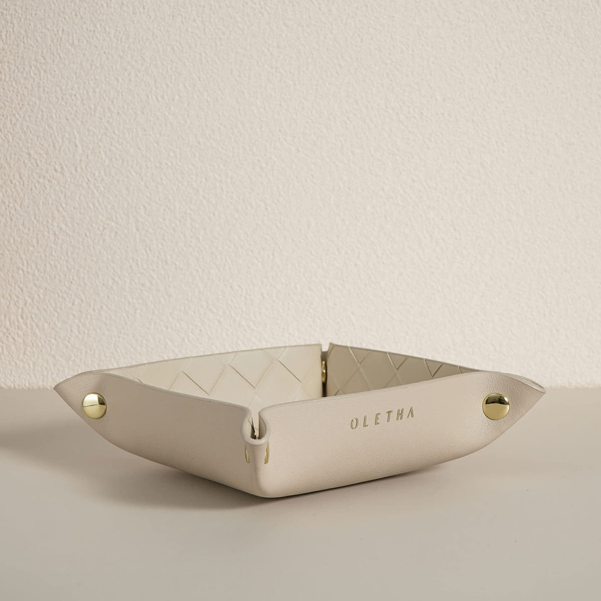 Plateau de rangement pliable OLETHA - Organisateur de bureau esthétique pour la maison et les voyages - Vide-poche portable pour clés, bijoux et essentiels - Tressé texturé beige